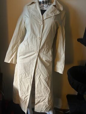Light Cream Single-Breasted Trench Coat